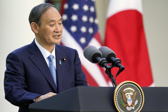 스가 요시히데 일본 총리가 지난 16일(현지시간)미국 백악관에서 열린 미일 정상회담 후 개최된 공동기자회견에서 발언을 하고 있다. AP뉴시스