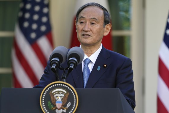 스가 요시히데 일본 총리가 16일(현지시간) 미국 워싱턴DC 백악관에서 공동 기자회견을 하고 있다.AP뉴시스