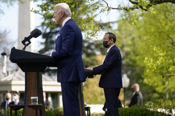 조 바이든 미국 대통령과 스가 요시히데 일본 총리가 16일(현지시간) 첫 정상회담을 마친 뒤 백악관 로즈가든에서 공동 기자회견을 하고 있다. AP뉴시스