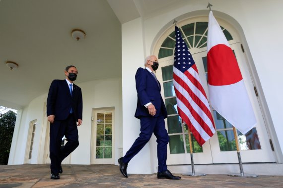 조 바이든 미국 대통령과 스가 요시히데 일본 총리가 지난 16일(현지시간) 회담 후 공동 기자회견을 하기 위해 이동하고 있다. 로이터 뉴스1