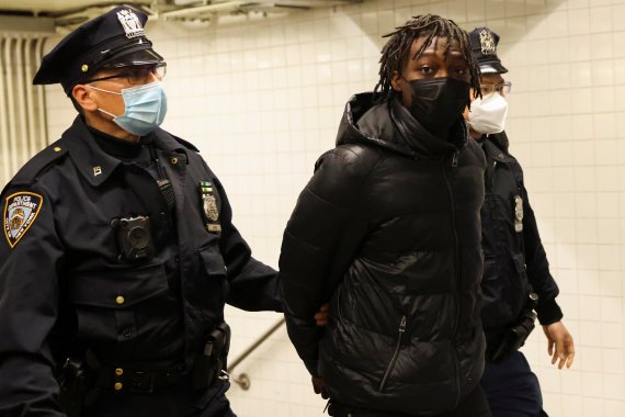 미국 뉴욕 타임스퀘어 지하철역에서 자동소총을 소지한 10대 청년이 16일(현지시간) 경찰에 체포돼 호송되고 있다. 그는 AK-47 자동소총과 총탄이 장전된 탄창, 방독면을 휴대하고 있었다. 로이터뉴스1