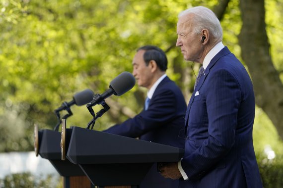 [워싱턴=AP/뉴시스]조 바이든(오른쪽) 미국 대통령과 스가 요시히데 일본 총리가 16일(현지시간) 백악관 집무실에서 정상 회담을 마치고 로즈가든으로 장소를 옮겨 공동 기자회견을 하고 있다. 2021.04.17. /사진=뉴시스
