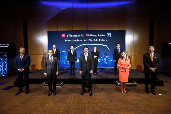 윗줄 왼쪽부터 빌 리 테네시주 주지사, 김종현 LG에너지솔루션 사장, 메리 바라 GM 회장, 은기 LG에너지솔루션 상무(얼티엄셀즈 법인장), 아랫줄 왼쪽부터 모리 카운티 테네시주 앤디 오글스 시장, 김영준 애틀랜타주 총영사, 빌 해거티 테네시주 연방 상원의원, 마샤 블랙번 테네시주 연방 상원의원, 밥 롤프 테네시주 상공부장관(LG에너지솔루션 제공). © 뉴스1