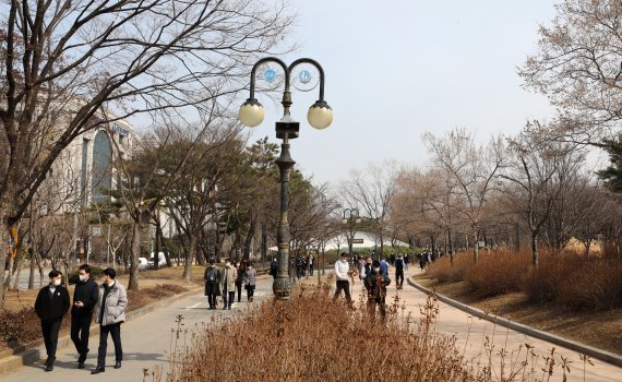 [서울=뉴시스] 서울 영등포구 여의도공원에서 시민들이 산책을 즐기고 있다. (사진=뉴시스 DB). photo@newsis.com /사진=뉴시스