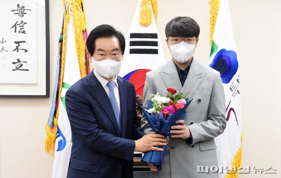 안병용 의정부시장 17일 박신영(오른쪽) 프로바둑 입문 격려. 사진제공=의정부시