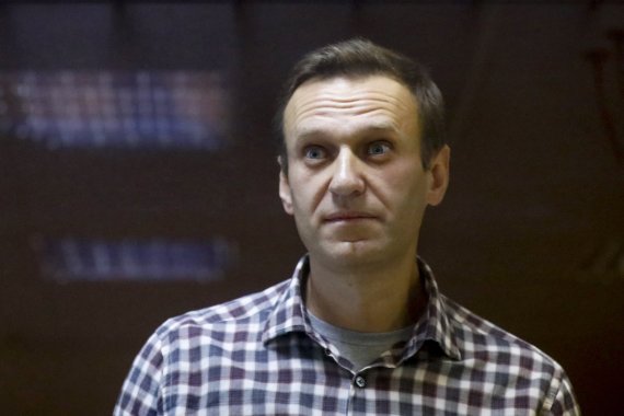 러시아 반체제 인사 알렉세이 나발니가 지난 2월 20일(현지시간) 모스크바 바부스킨스키 지방법원에서 철창에 갇혀 재판을 받고 있다. 나발니는 현재 위독한 상태인 것으로 전해졌다. AP뉴시스