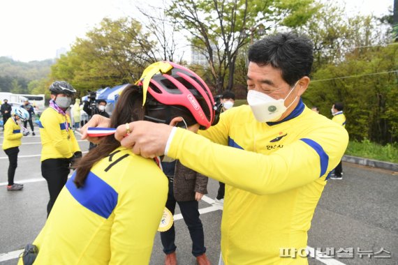 윤화섭 안산시장 16일 세월호 참사 7주기 기억 ‘안산 4.16 자전거 대장정’ 완주 축하. 사진제공=안산시