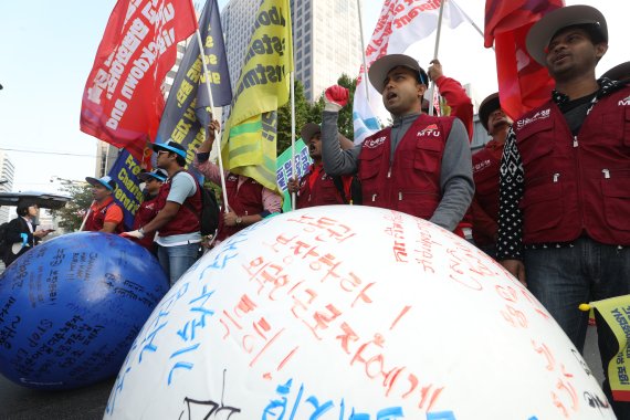 지난 2019년 10월 20일 오후 서울 중구 파이낸스센터 앞에서 열린 전국이주노동자대회에서 참가자들이 이동의 자유와 노동허가제 쟁취 등의 구호를 담은 공을 굴리며 청와대 방향으로 행진하고 있다. 네팔과 방글라데시, 스리랑카, 베트남 등에서 온 이주노동자들은 위험한 현장에서 일하고 있지만 스스로 사업장을 옮길 수 없다며 일터를 옮길 수 있는 이동의 자유를 달라고 촉구했다. 2019.10.20/뉴스1 © News1 신웅수 기자