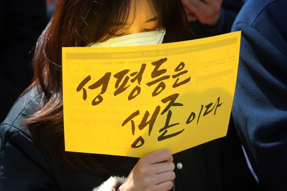 "군대 보상 없어" "여자만 비서"…곳곳서 터지는 20대 '젠더 충돌'