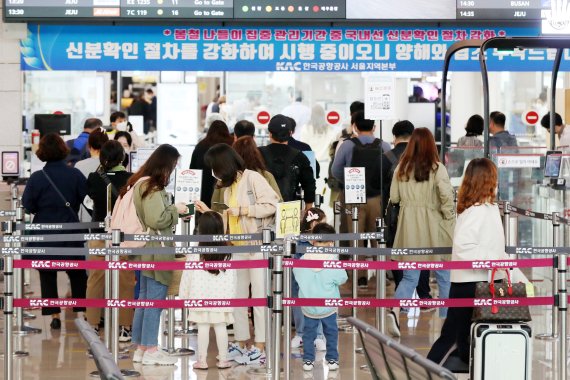 16일 서울 강서구 김포공항 국내선 청사 출국장이 주말을 맞아 여행을 떠나는 시민들로 북적이고 있다. 2021.4.16/뉴스1 © News1 민경석 기자