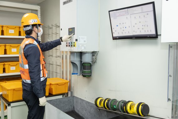 포스코케미칼 양극재 광양공장에서 에어슈팅 품질 모니터링 시스템이 가동되고 있는 모습.(포스코케미칼 제공) © 뉴스1