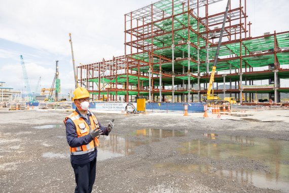 이상영 포스코케미칼 양극재 광양공장 공장장이 3·4단계 증설이 진행 중인 부지 앞에서 공사 현황을 설명하고 있다.(포스코케미칼 제공) © 뉴스1