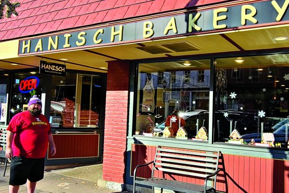 '행복한 번맨' 빌 하니쉬가 자신의 가게 앞에서 포즈를 취하고 있다.