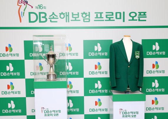 2021시즌 KPGA코리안투어 개막전 DB손해보험 우승자에게 주어지는 트로피와 챔피언 재킷. / KPGA 제공