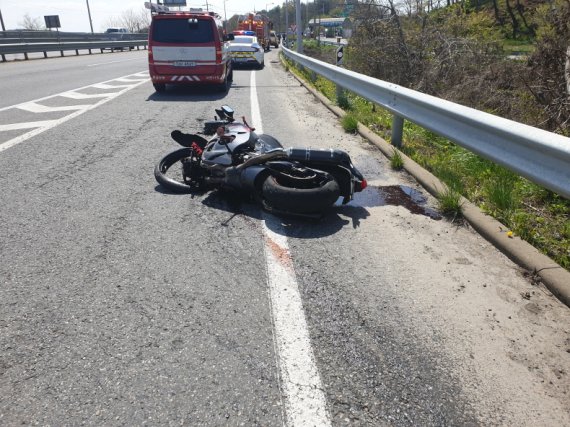 충남 서천군 한 도로에서 사고가 난 오토바이가 도로가에 쓰러져 있다. / 사진=서천소방서 제공