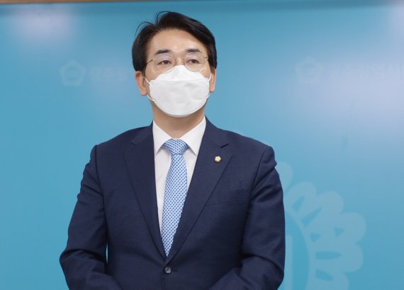 제20대 대통령 선거 출마를 선언한 박용진 더불어민주당 의원이 선거를 1년 앞둔 9일 "광주시민의 마음을 얻겠다＂며 광주를 찾아 광주시의회 브리핑룸에서 기자회견을 하고 있다.2021.3.9/뉴스1 © News1 박준배 기자