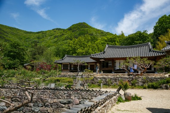 전북 완주군 소양면에 소재한 아원고택과 오성한옥마을이 한국관광공사가 4월에 선정하는 봄에 아름다운 건축물 5선에 선정됐다. 사진은 아원고택.(완주군제공)2021.4.19/뉴스1