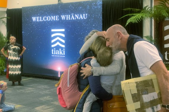 호주 시드니에서 출발한 여행자들이 19일 뉴질랜드 웰링턴의 웰링턴 국제 공항에 도착해 가족들과 재회하고 있다.AP뉴시스