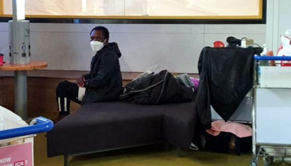 [인천공항=뉴시스] 홍찬선 기자 = 인천공항에서 423일간 난민생활을 이어온 아프리카인 A씨가 법원의 판결로 13일 한국땅을 밟게 됐다. 사진은 A씨가 인천공항에서 생활하던 모습. (사진=독자 제공) 2021.04.14. photo@newsis.com *재판매 및 DB 금지