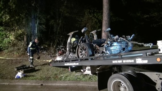 지난 17일(현지시간) 미국 텍사스주 스프링에서 나무와 충돌해 파손된 테슬라 차량.로이터뉴스1