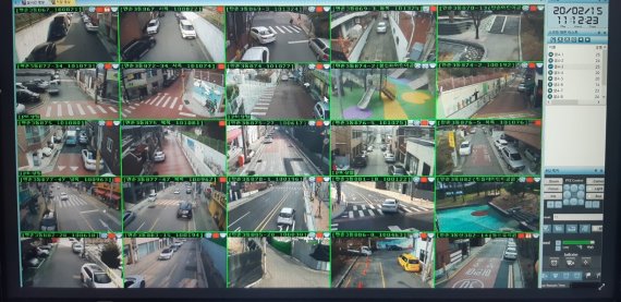 [대구=뉴시스]김정화 기자 = 대구시 수성구 통합관제센터 내 CCTV 화면. (사진 = 대구시 수성구 제공) 2021.04.19. photo@newsis.com