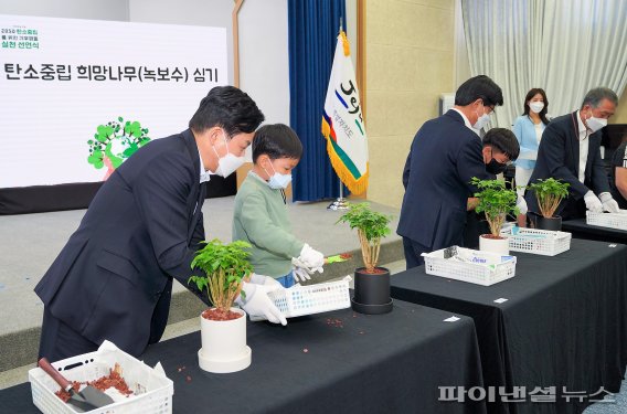 제주도는 19일 오전 11시 제주도청 탐라홀서 ‘2050 탄소중립을 위한 기후행동 실천 선언식’을 개최했다. 이날 행사에 참여한 원희룡 제주도지사, 좌남수 제주도의회 의장, 이석문 제주도 교육감은 인사말을 통해 탄소중립 실천 의지를 표명했다. 원 지사(왼쪽)를 비롯해 참석자들은 자들은 이날 탄소중립 희망나무(녹보수) 심기를 끝으로 행사를 마무리했다. [사진=제주도 제공]