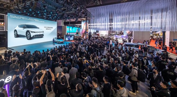 기아는 19일 중국 상하이 컨벤션 센터에서 열린 '2021 상하이 국제 모터쇼'에서 신규 로고와 함께 전용 전기차 EV6를 공개했다. 류창승 둥펑위에다기아 총경리가 EV6를 소개하고 있다. 기아 제공