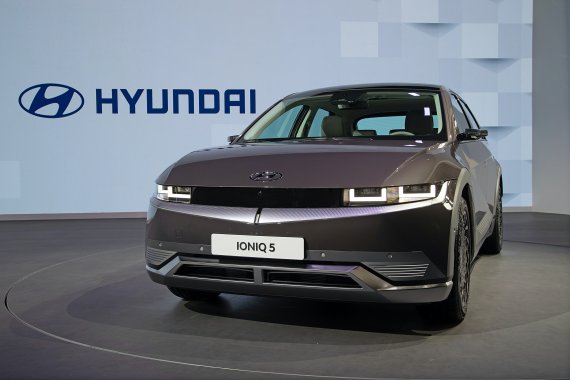 19일 중국 상하이 컨벤션 센터에서 개막한 '2021 상하이 국제 모터쇼'에 공개된 현대자동차 첫 전용전기차 '아이오닉5'