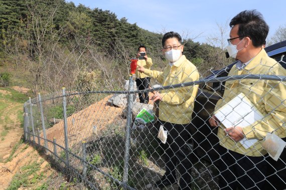 김현수 농림축산식품부 장관(가운데)은 19일 강원도 양양지역 ASF 검출지점을 찾아 울타리를 점검하고 있다. 농림축산식품부 제공