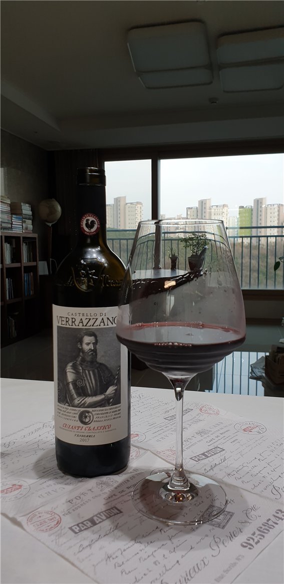 카스텔로 디 베라짜노는 전형적인 끼안티 와인이다. 약간 진한 루비빛을 띠는 이 와인은 잔에 서빙하는 순간 베리류의 향기가 주변으로 확 퍼진다.