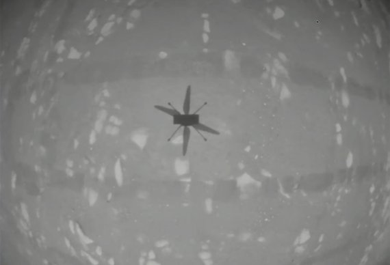 NASA의 화성탐사 헬리콥터 '인저뉴어티'가 비행중 자신의 그림자를 찍은 모습. AP