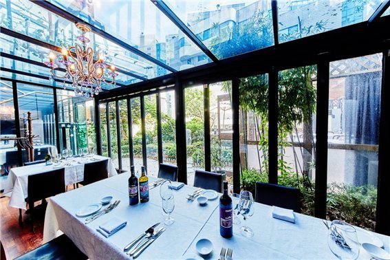 서울시 강남구 청담동 88-30에 위치한 베라짜노 레스토랑의 1층 테라스홀 모습. 지붕과 옆면이 온통 유리로 덮혀있어 비오는 날 특히 인기가 많은 곳이다.