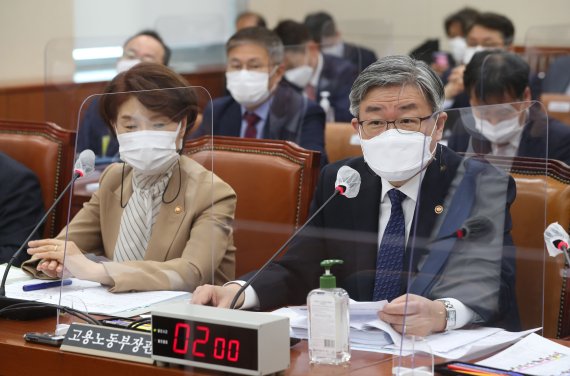공무원 승진에 군가산점 논란…이재갑 "다시 면밀히 검토"