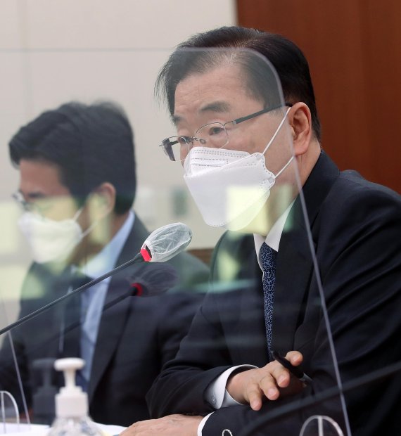 정의용 외교부 장관이 20일 서울 여의도 국회 외교통일위원회에서 열린 후쿠시마 오염수 방출과 관련한 국회 긴급현안보고에서 질의에 답변하고 있다. 사진=서동일 기자