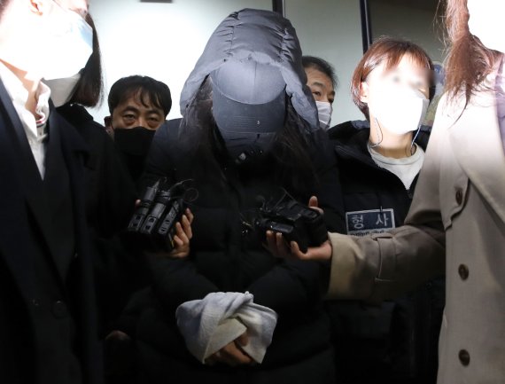 정인 양을 학대해 사망케 한 혐의로 구속된 양모 장모씨가 지난해 11월 19일 오전 서울 양천경찰서에서 검찰로 송치되고 있다. / 사진=뉴시스