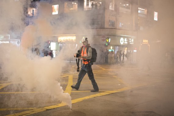 노르웨이 영화감독 앤더스 해머가 지난 2019년 홍콩에서 방독면을 쓴채 민주화 시위 장면을 촬영하고 있는 모습. 해머가 제작한 다큐멘터리 '두 낫 스플릿'은 아카데미 다큐멘터리상 후보에 올랐다.로이터뉴스1