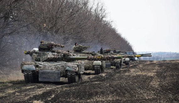 20일(현지시간) 공개된 사진 속에서 우크라이나 기갑부대가 우크라이나 동부 미확인 지역에서 군사 훈련을 하고 있다.로이터뉴스1