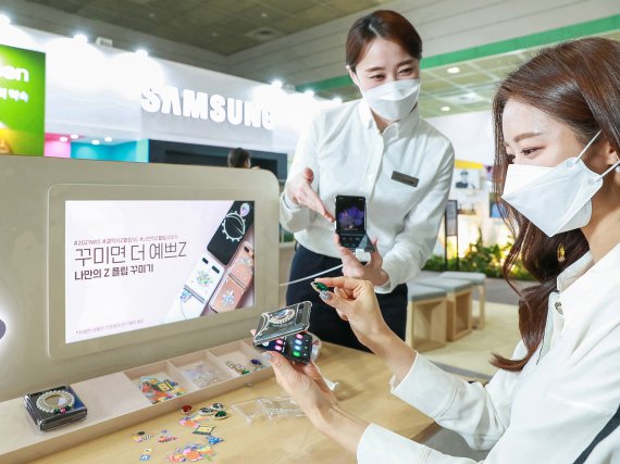 서울 코엑스에서 열린 '월드IT쇼 2021' 삼성전자관에서 관람객이 ‘갤럭시 Z플립 5G’ 폰을 나만의 취향과 개성을 표현해 직접 꾸며 보는 체험을 하고 있다. 삼성전자 제공