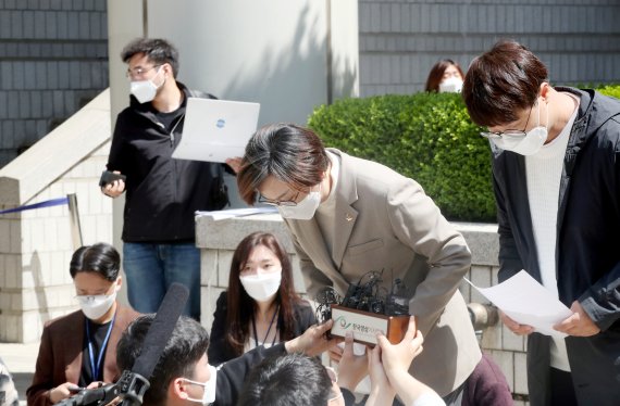 이나영 정의기억연대 이사장이 지난 21일 오전 서울 서초구 서울중앙지방법원에서 열린 일본군 위안부 피해자와 유족들이 일본을 상대로 제기한 손해배상 청구 소송 선고기일 이후 입장 발표를 마치며 인사하고 있다./사진=뉴시스