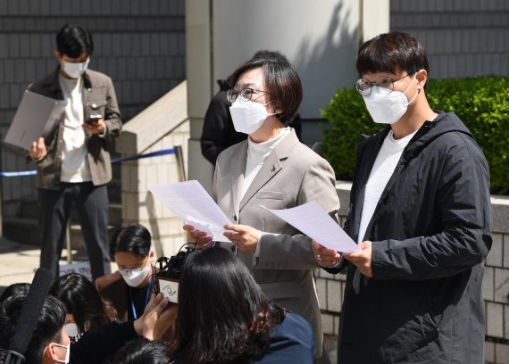 이나영 정의기억연대 이사장(왼쪽)이 21일 서울 서초중앙로 중앙지방법원에서 일본군 위안부 피해자들이 일본 정부를 상대로 국내 법원에 제기한 두번째 손해배상 청구 소송 선고 공판이 끝난 뒤 입장을 밝히고 있다. 서울중앙지법 민사합의15부는 이날 이용수 할머니 등 위안부 피해자와 유족 등 20명이 일본을 상대로 제기한 손해배상 청구를 각하했다. 사진=김범석 기자