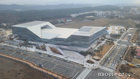 웅장한 모습을 드러낸 유에코(UECO), 오는 21일 개관식을 갖고 본격적인 운영에 들어간다. KTX 울산역과 경부고속도로, 함양~울산간 고속도로가 인접해 있다.