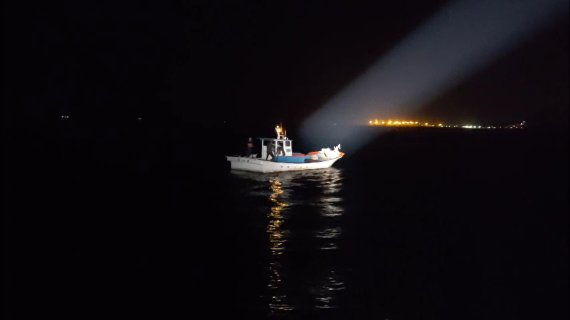 경북 포항해양경찰서 함정이 고래운반선에 대한 검문을 실시하고 있다., (포항해양경찰서제공)2021.4.21 /© 뉴스1