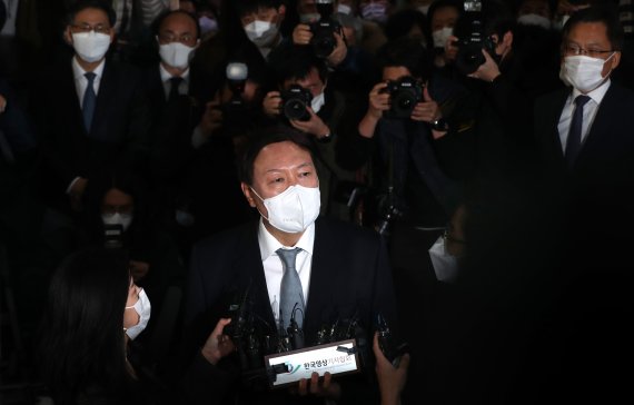 임기를 4개월 여 남기고 물러나는 윤석열 전 검찰총장이 지난달 4일 오후 서울 서초구 대검찰청 현관에서 열린 퇴임식을 마친 후 취재진의 질문에 답하고 있다. 2021.3.4/뉴스1 © News1 이성철 기자 /사진=뉴스1