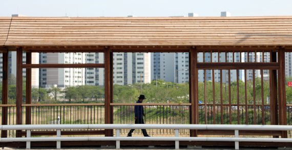 '8억 들이고 또 보수'...왜색 논란 전주 우림교