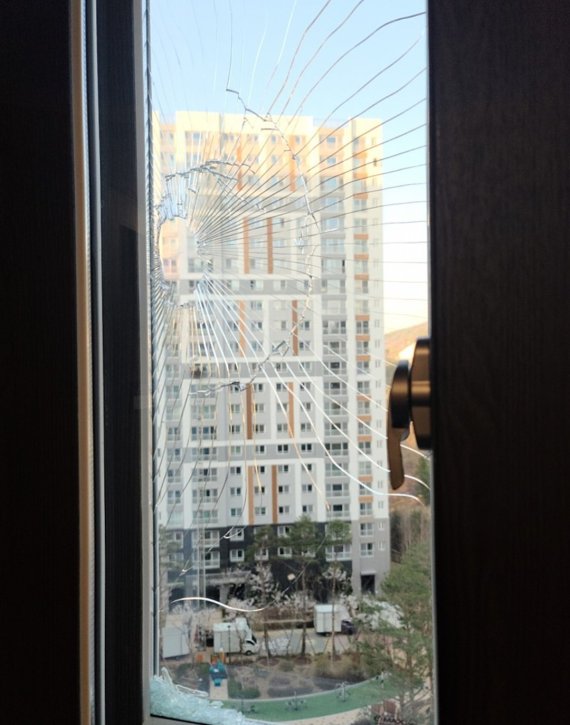 아파트 11층 높이로 날아든 골프공에 깨진 창문. 뉴시스