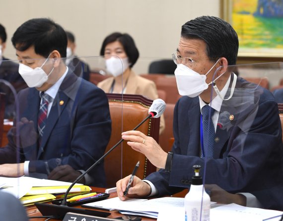 은성수 금융위원장(오른쪽)이 22일 서울 여의도 국회에서 열린 제386회국회(임시회) 제1차 정무위원회 전체회의에서 의원 질의에 답하고 있다. 서동일 기자