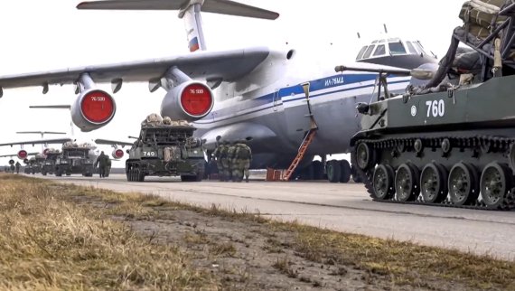 22일(현지시간) 러시아 국방부가 공개한 사진 속에서 러시아 장병들이 크림반도에서 공수 훈련을 위해 수송기에 탑승하고 있다.AP뉴시스