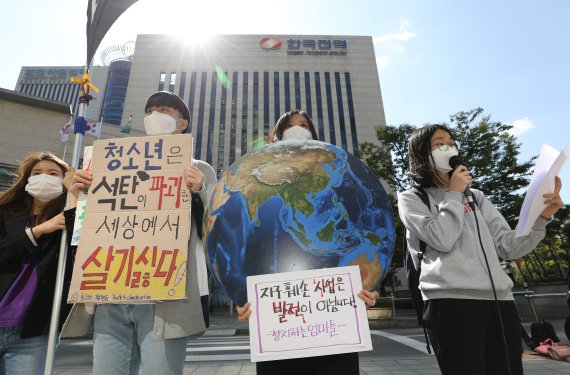 [서울=뉴시스]이윤청 기자 = 청소년기후행동, 정치하는엄마들 관계자들이 지난해 10월5일 서울 서초구 한전아트센터 서초사옥 앞에서 기자회견을 열고 한전의 베트남 신규 석탄발전소 사업에 반대하고 있다. 2020.10.05. radiohead@newsis.co