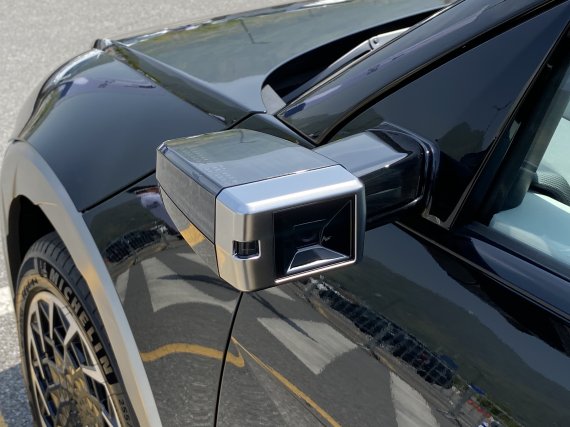 현대차의 첫 전용 전기차 아이오닉5에 탑재된 사이드 뷰 카메라