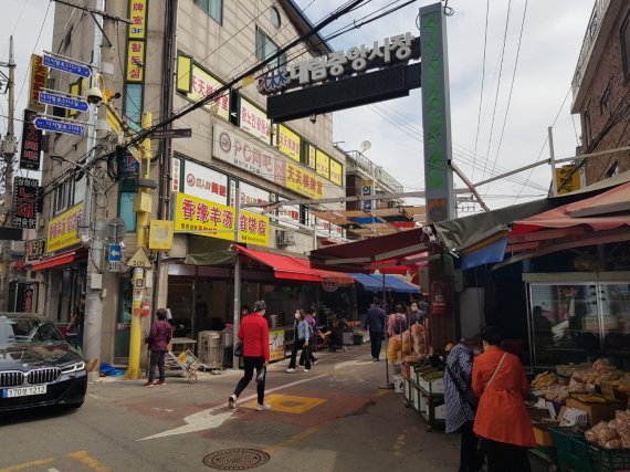 25일 방문한 서울 영등포구 대림동 중앙시장에는 주민들 이외에 방문객을 찾아보기 어려웠다. /사진=윤홍집 기자